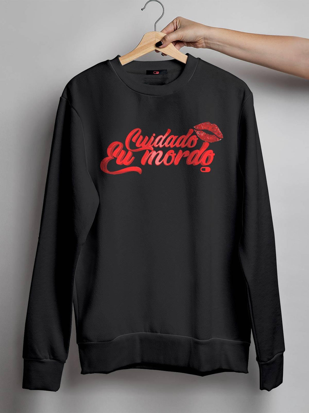 Blusa de Moletom Cuidado Eu Mordo Laura Seraphim - Cápsula Shop